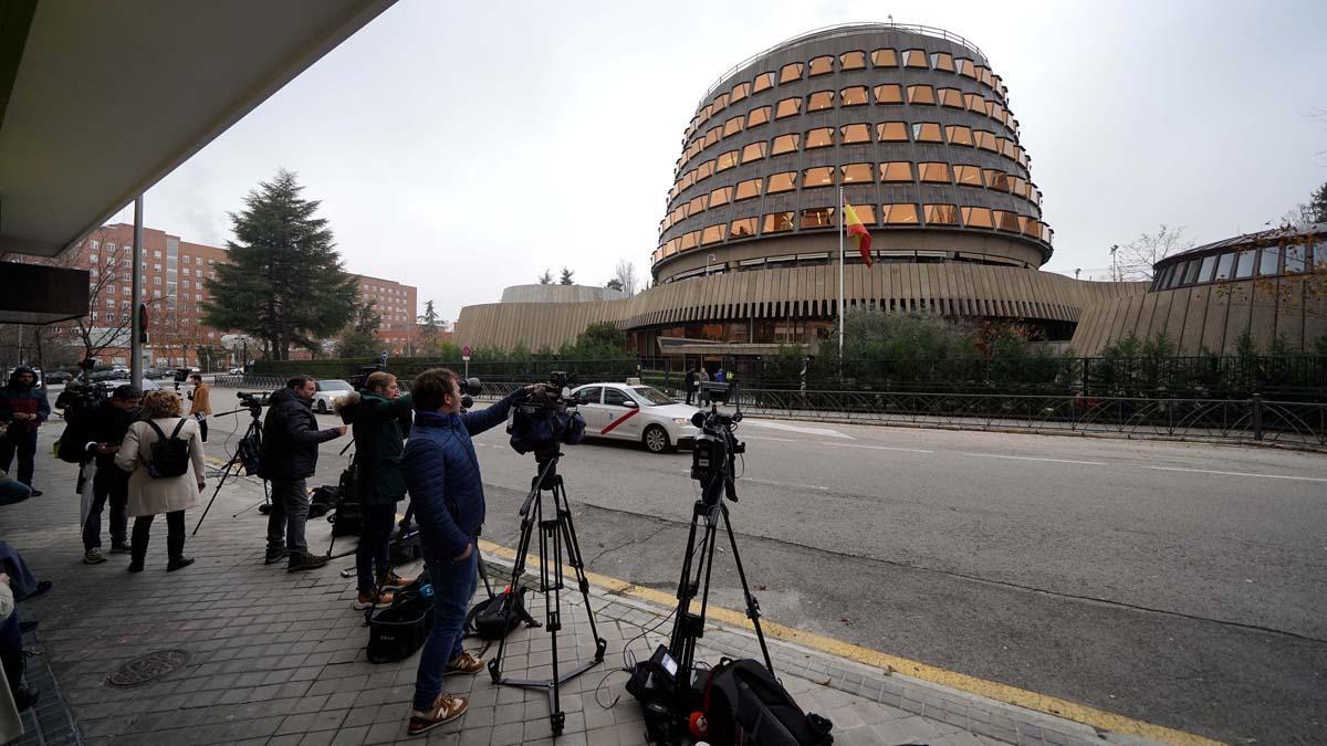 Prensa en el exterior del Tribunal Constitucional