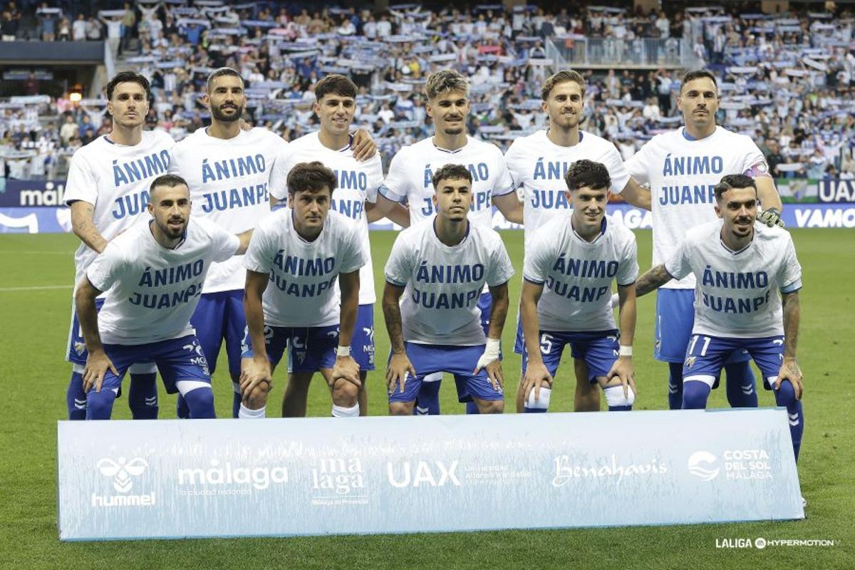 El Málaga CF salió con una camiseta de apoyo a Juanpe por su lesión.