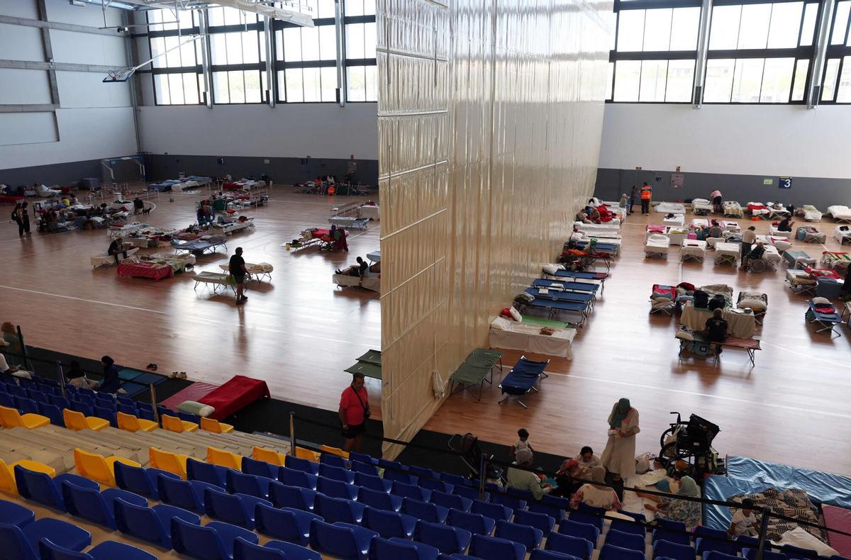 Los evacuados de un incendio forestal se encuentran en el centro deportivo La Marazuela en Las Rozas de Madrid, el 27 de julio de 2026.
