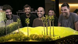 Los ’serranos’ Ferran Dordal, Vicenç Viaplana, Àlex Serrano, David Muñiz y Pau Palacios, junto a la maqueta del campo de golf coprotagonista de ’Birdie’.