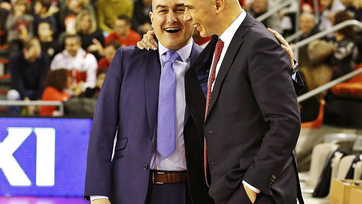 Jaume Ponsarnau y Joan Peñarroya, pasado y presente en el banquillo de Valencia Basket. | PHOTO ACB