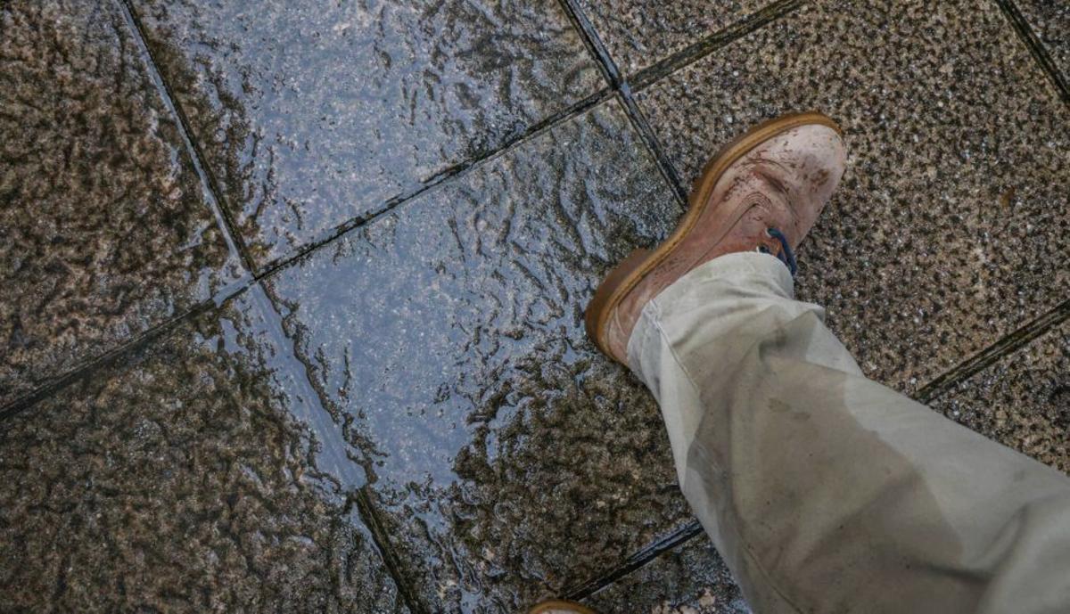 Los efectos de una «baldosa trampa» en el pantalón de un vecino. | IÑAKI ABELLA