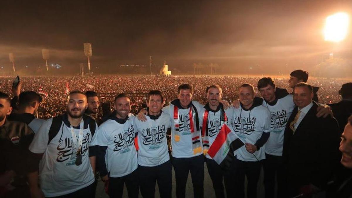 Jesús Casas y su cuerpo técnico, durante la celebración masiva de la Copa del Golfo.
