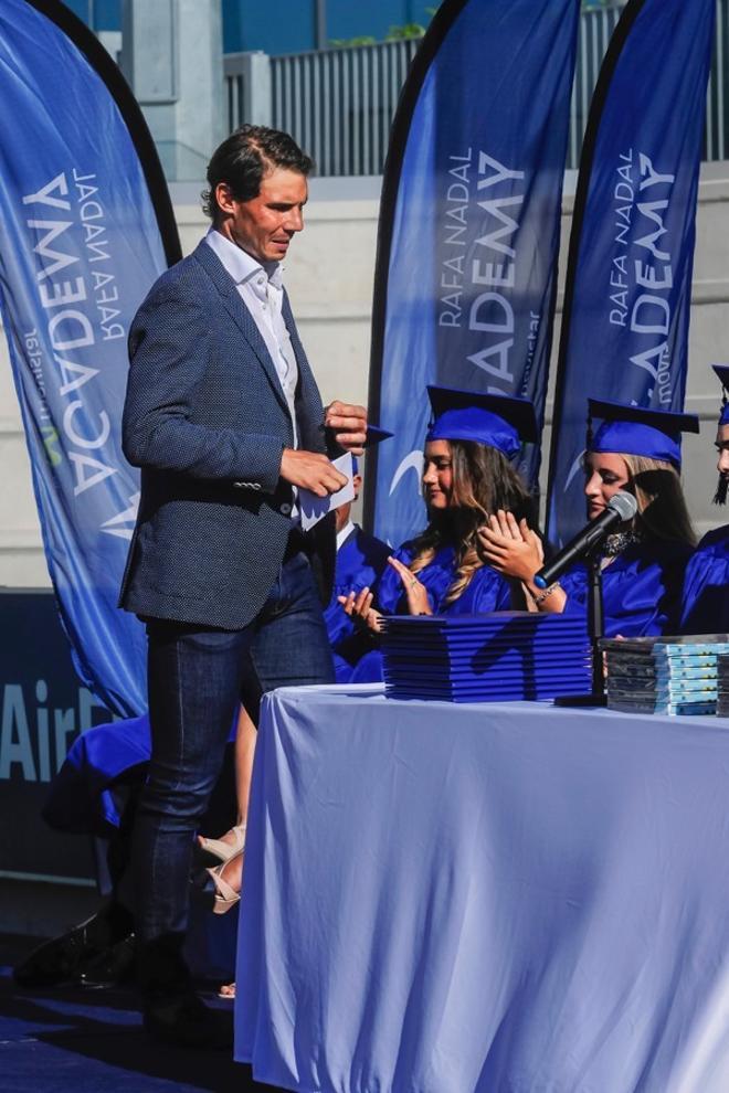 Rafa Nadal preside una fiesta de graduación, los estudiantes aplauden a Nadal