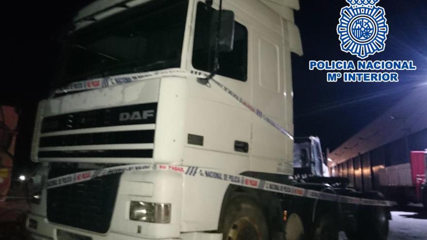 Uno de los camiones robados recuperados por la Policía en Orihuela