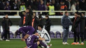 Los jugadores de Fiore e Inter, en shock tras el desvanecimiento de Edoardo Bove