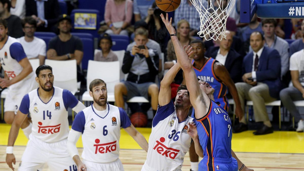 Los madridistas Ayón, Nocioni y Suárez, ante el turco Ilyasova