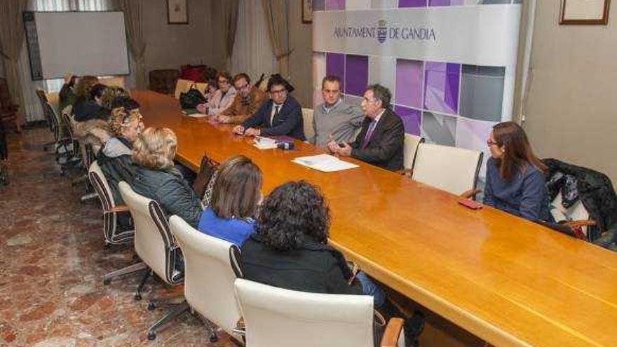 El juez unifica las querellas del PSOE y UGT contra el alcalde por las «escoletes»