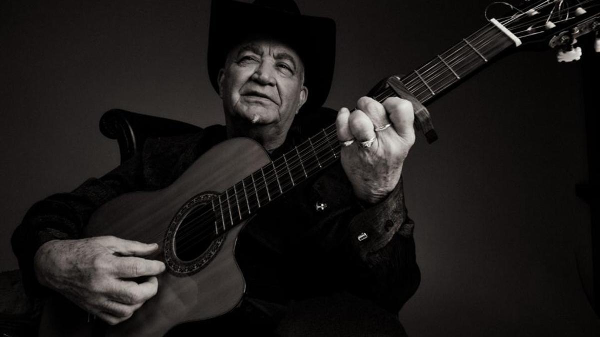 Eliades Ochoa, conocido como el Johnny Cash de Cuba, es considerado un notable defensor de la música cubana así como uno de los mejores guitarristas de su generación.
