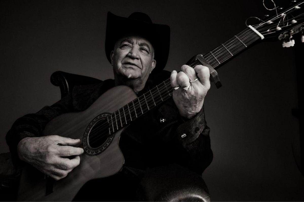 Eliades Ochoa, conocido como el Johnny Cash de Cuba, es considerado un notable defensor de la música cubana así como uno de los mejores guitarristas de su generación.