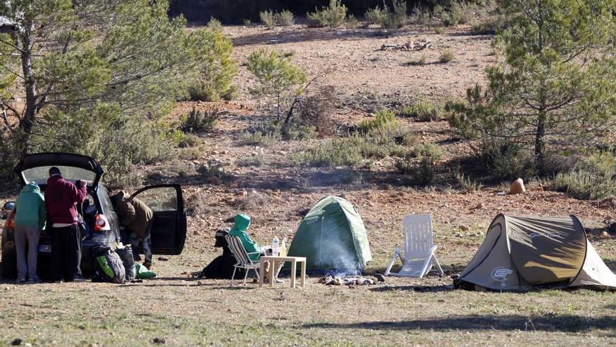 Algunos de los participantes en la zona de acampada improvisada.