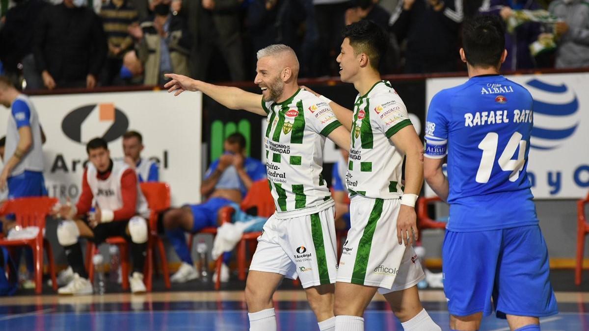 Miguelín celebra su gol junto a Shimizu en el partido ante el Valdepeñas en Vista Alegre.