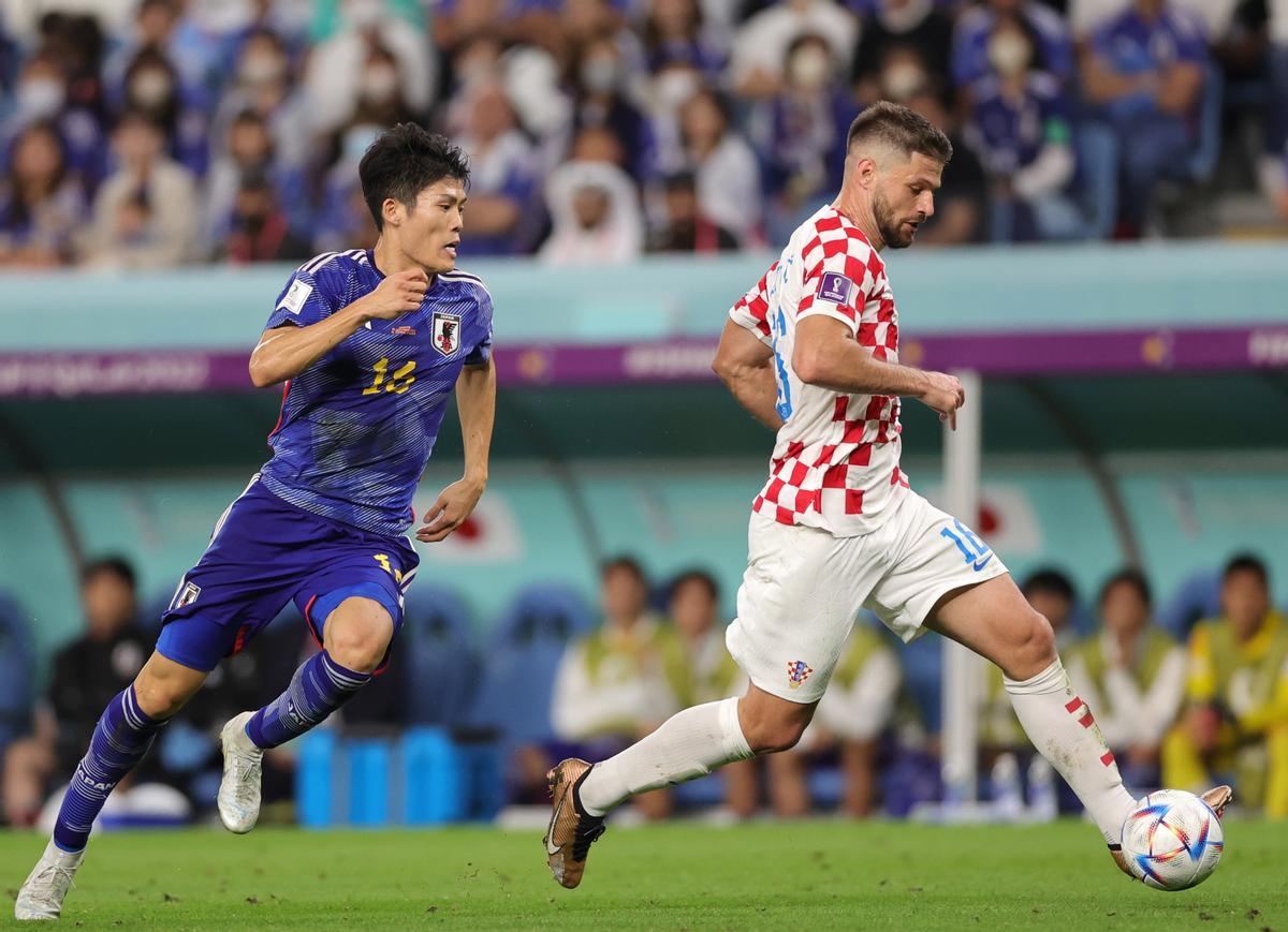 Al Wakrah (Qatar), 05/12/2022.- Takehiro Tomiyasu (L) of Japan in action against Bruno Petkovic of Croatia during the FIFA World Cup 2022 round of 16 soccer match between Japan and Croatia at Al Janoub Stadium in Al Wakrah, Qatar, 05 December 2022. (Mundial de Fútbol, Croacia, Japón, Catar) EFE/EPA/Abir Sultan