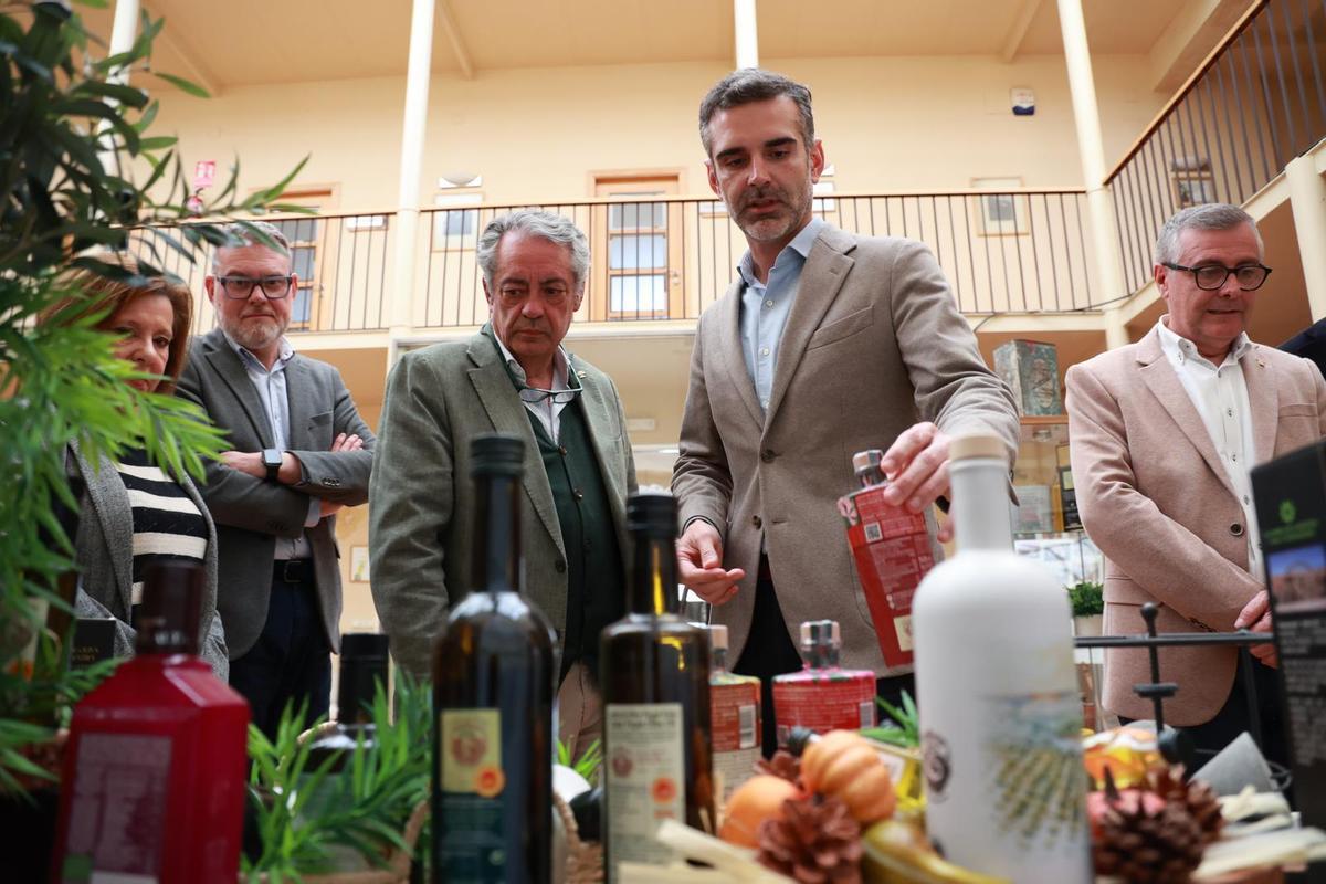 El consejero Ramón Fernández-Pacheco visita el Consejo Regulador de la Denominación de Origen Baena.