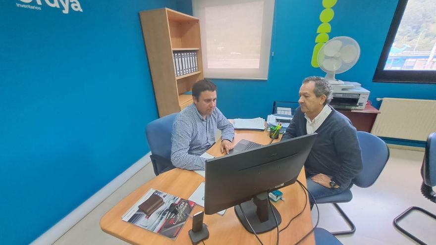 Valentín Llano y Álvaro Sánchez, supervisando un proyecto en las oficinas de la empresa. | D. M.