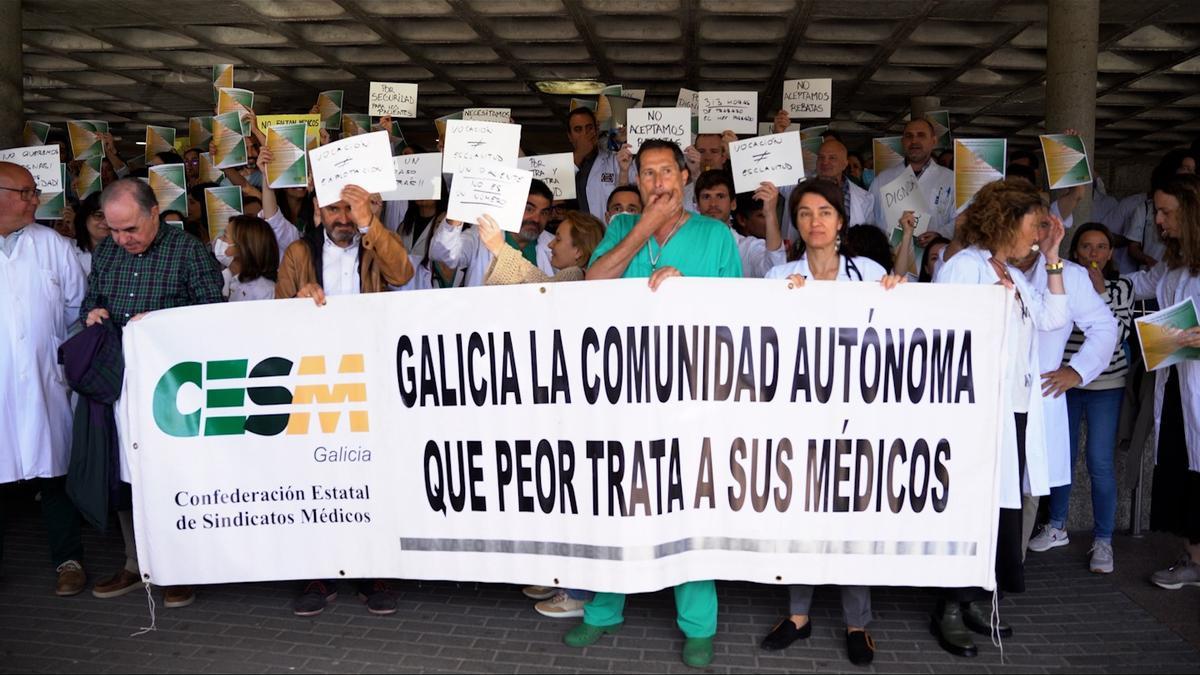 Concentración de sanitarios este martes a las puertas del Hospital Clínico Universitario (CHUS) con motivo de la huelga indefinida