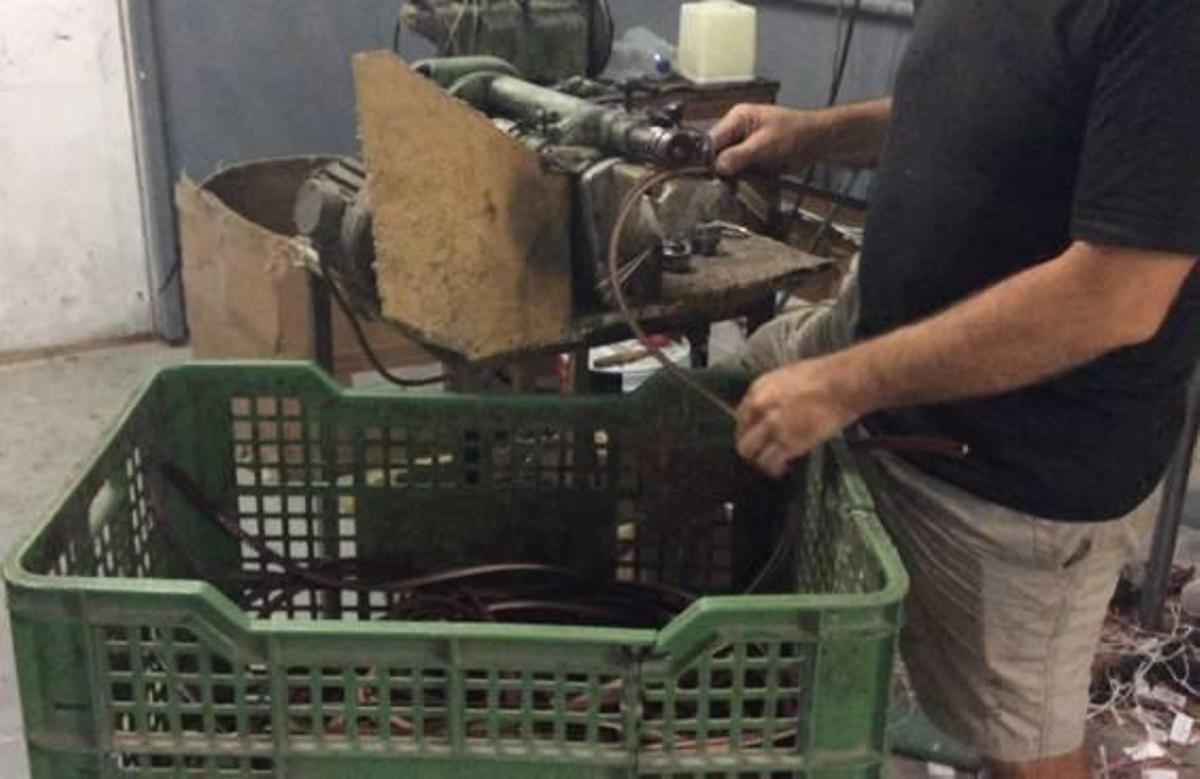 Momentos de la inspección al taller clandestino. M. J. V. / A. V.