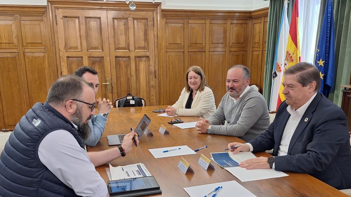 Reunión del alcalde y vecinos de Culleredo con el subdelegado del Gobierno en A Coruña.