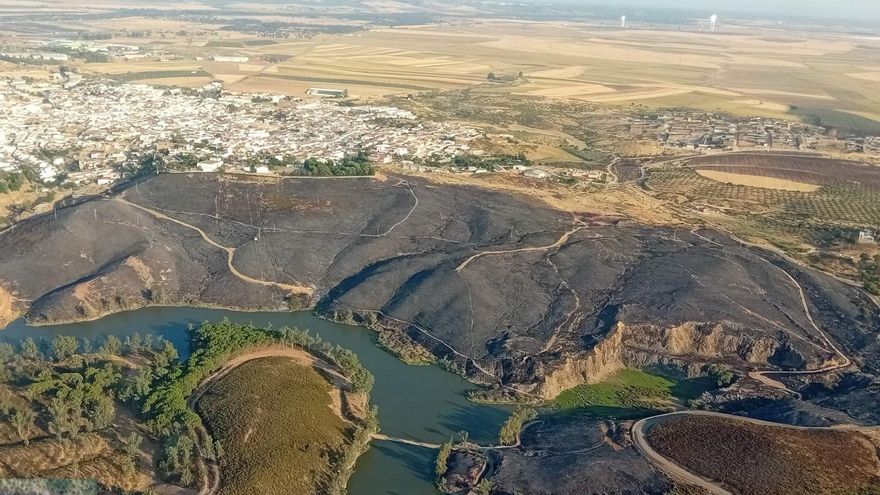 Vista aérea del incendio declarado en Aznalcóllar.