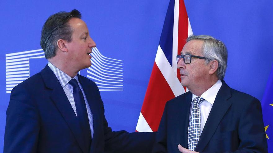 Cameron junto a Juncker en una reunión de la CE.