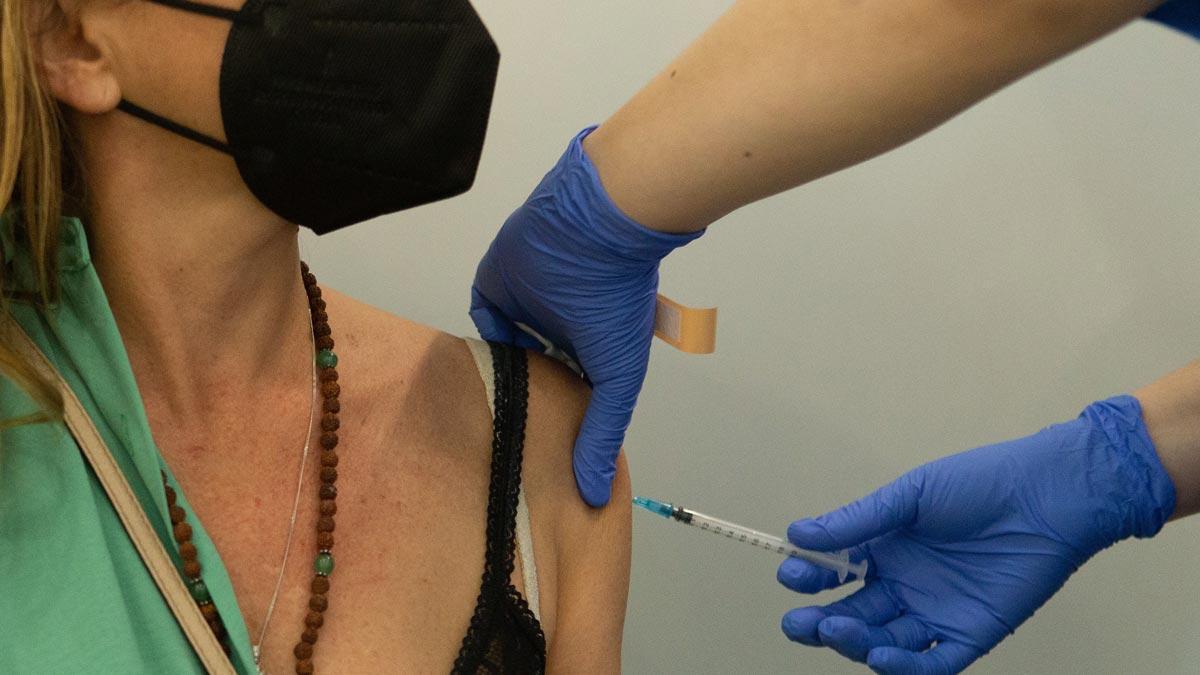 Una mujer recibe la vacuna contra el covid-19 en Barcelona