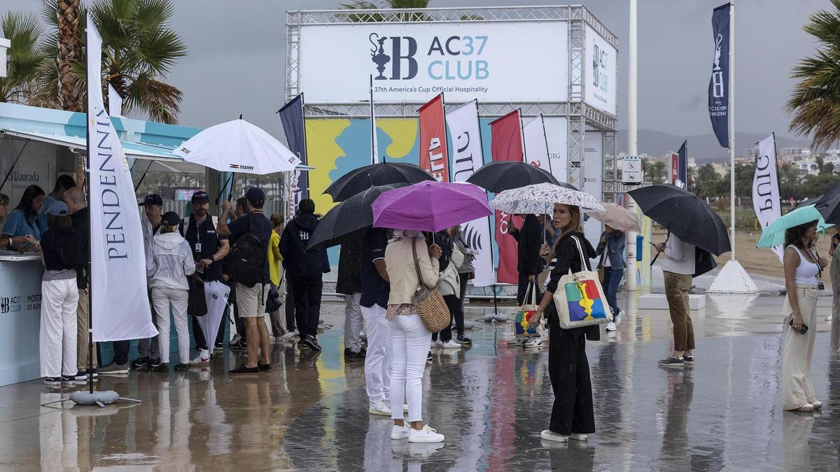 Vilanova i la Geltrú 15/09/2023  Segundo día de la Copa América de Vela con la participación de los barcos AC40 En la foto, la lluvia ha deslucido las actividades previstas esta mañana en el Race Village   FOTO de FERRAN NADEU