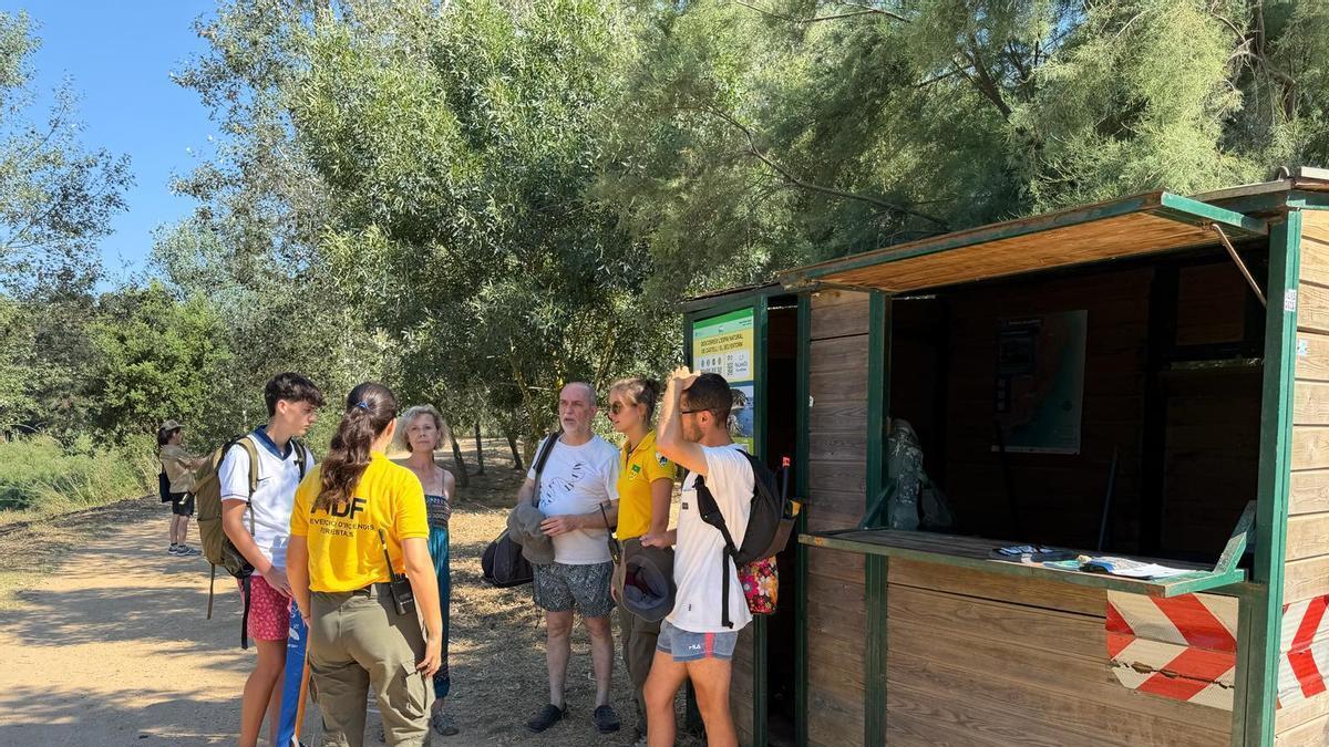 Dues membres de l’ADF Gavarres Marítima informant a un grup de visitants de Castell