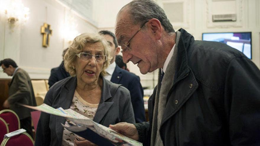 Francisco de la Torre conversa con la alcaldesa de Madrid, Manuel Carmena.