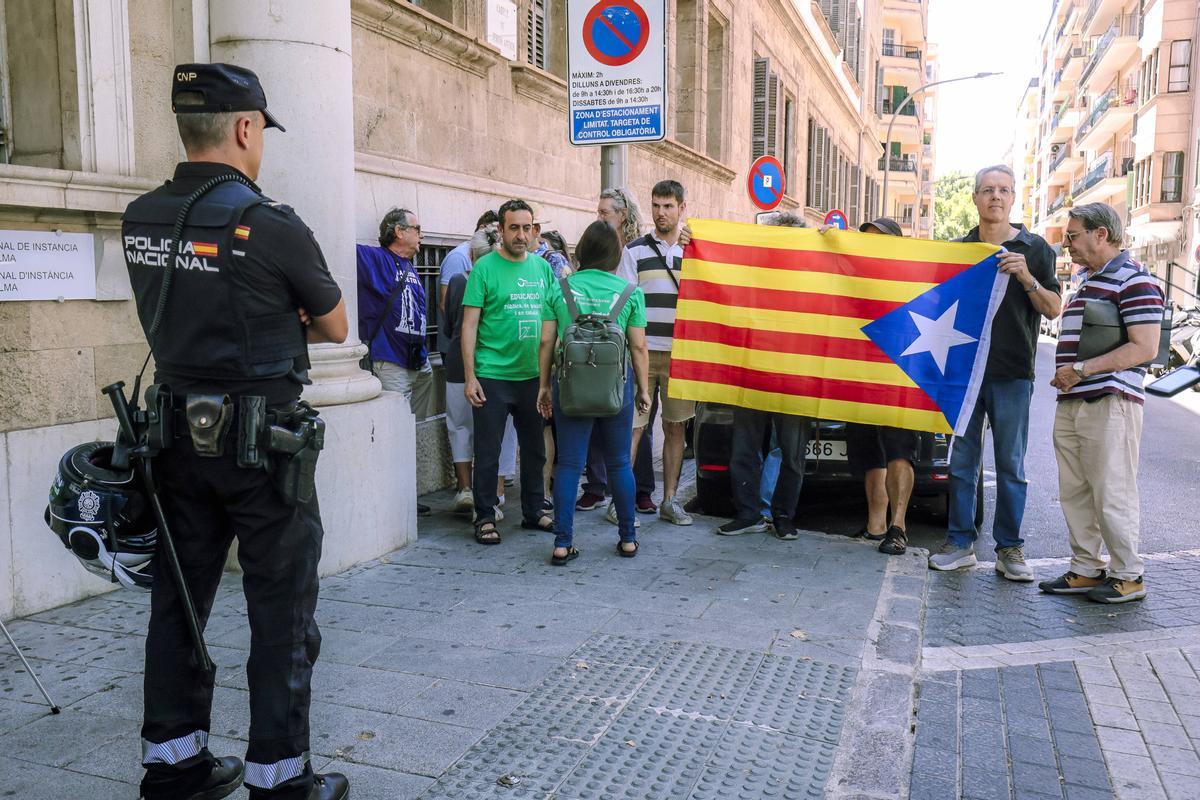 Biel Mesquida, Lucía Muñoz y Jaume Sastre arropan a Balti Picornell por la querella de Jorge Campos por llamarle “puto nazi”