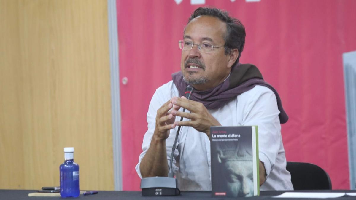 Juan Arnau ha recalado en la Feria del Libro de Córdoba con el ensayo &#039;Historia del pensamiento indio&#039;.