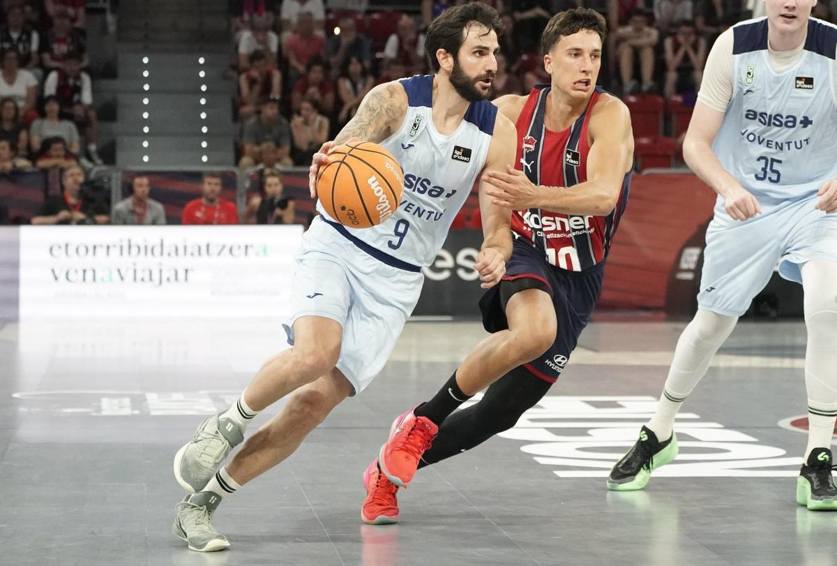 Ricky Rubio, ante Matteo Spagnolo en el tercer partido de cuartos de final dle playoff de la Liga Endesa.