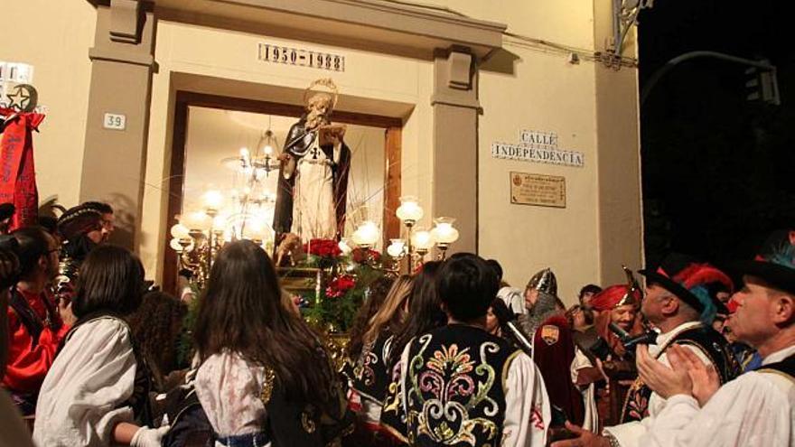 Las portadores de la imagen de San Antón, a su llegada a la Ermita al finalizar el emotivo acto del Traslado, que puso anoche punto y final a las fiestas en Elda.