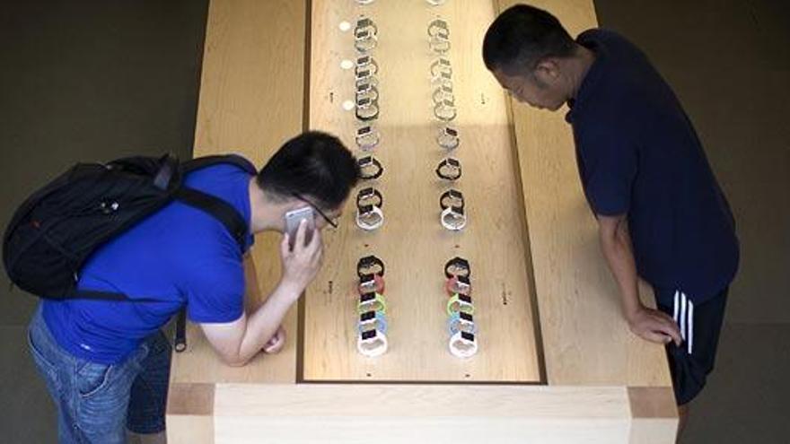 Clientes en una tienda de Apple en Nueva York.