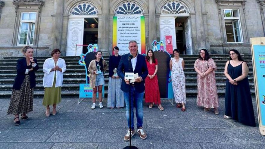 Domínguez, flanqueado por las ganadoras y las responsables local y provincial de Igualdade. | FdV