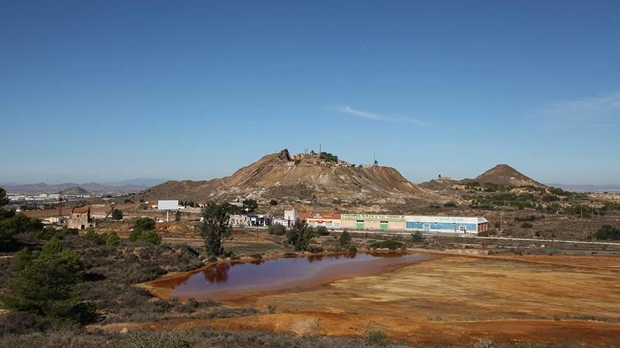 En La Unión se localizan aún balsas mineras con restos de residuos, como la de la imagen.