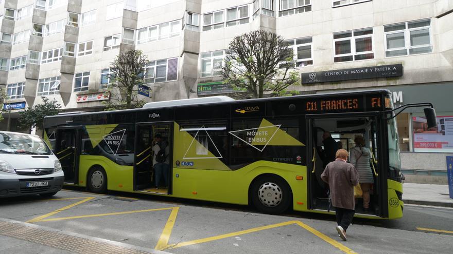 Raxoi da luz verde por fin al expediente de contratación del transporte urbano