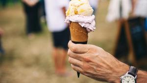 Una persona sujeta un helado, en una imagen de archivo