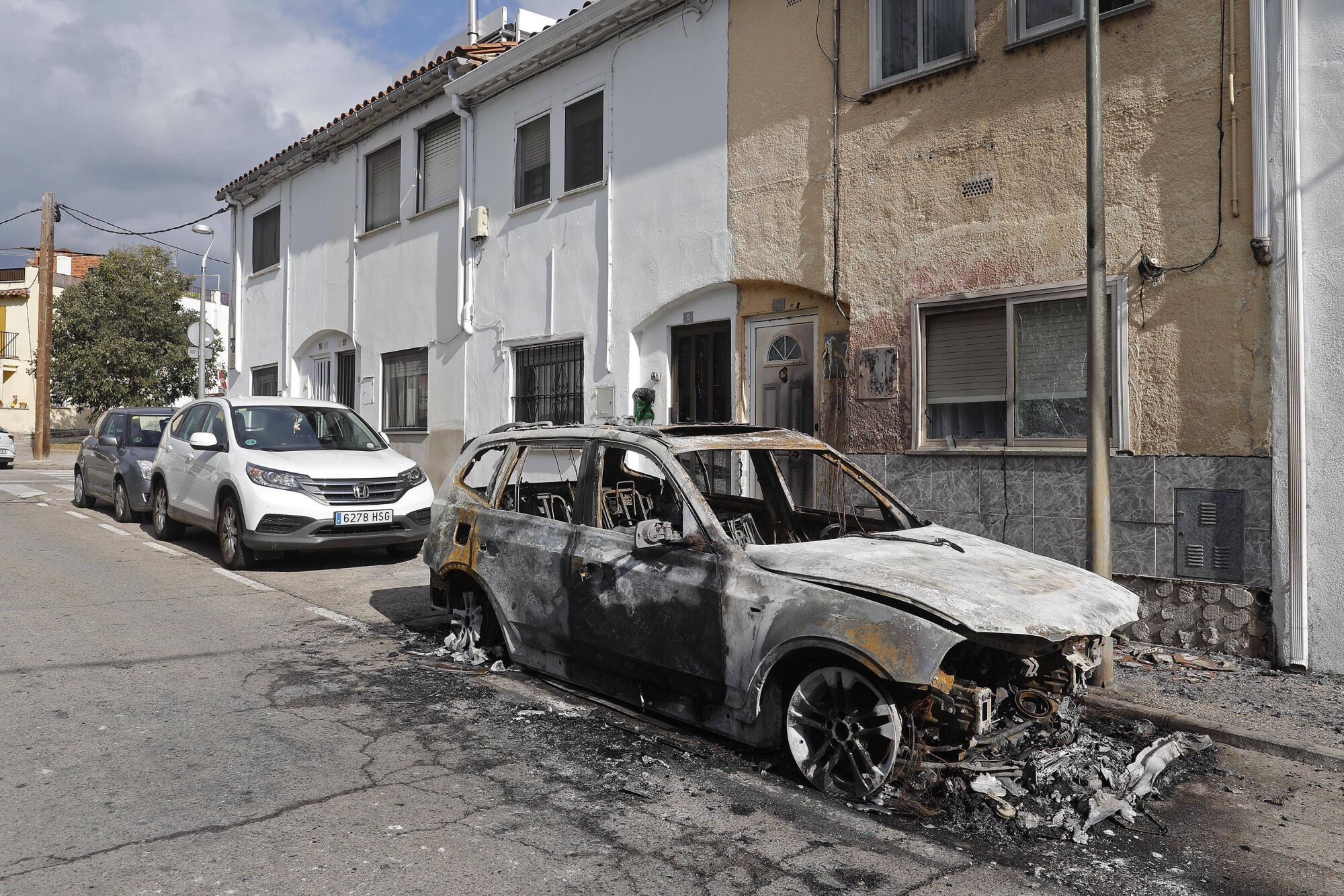 Girona. Carrer del Pou 7. Incendi cotxe cremat.