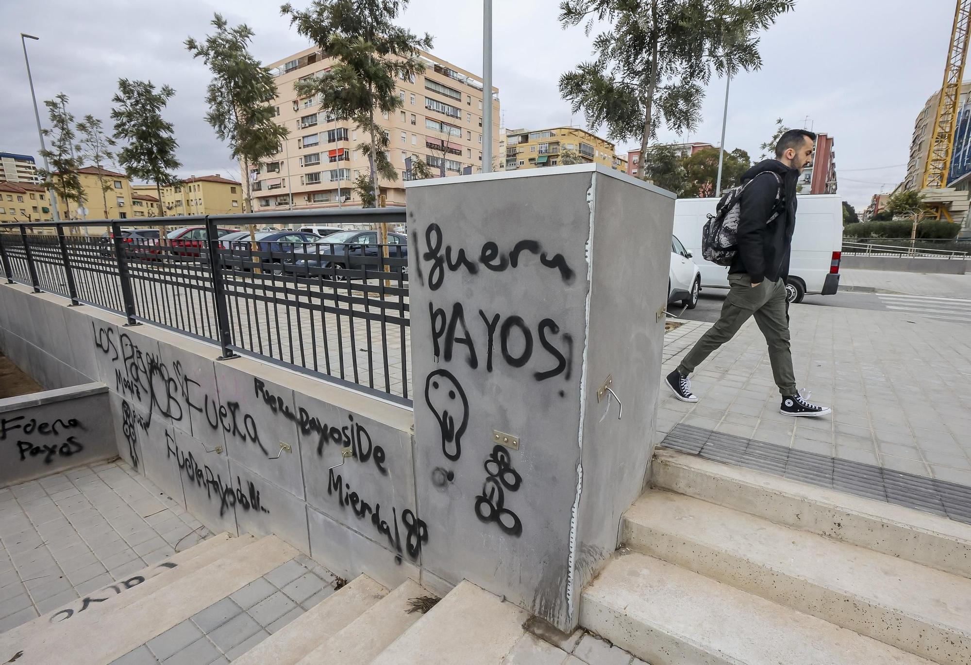 Las palomas y la suciedad toman el barrio de Benalúa