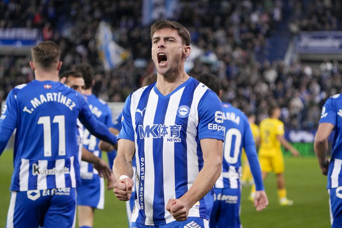 Lucas Boyé celebra el primer tanto del partido, este lunes en Vitoria.