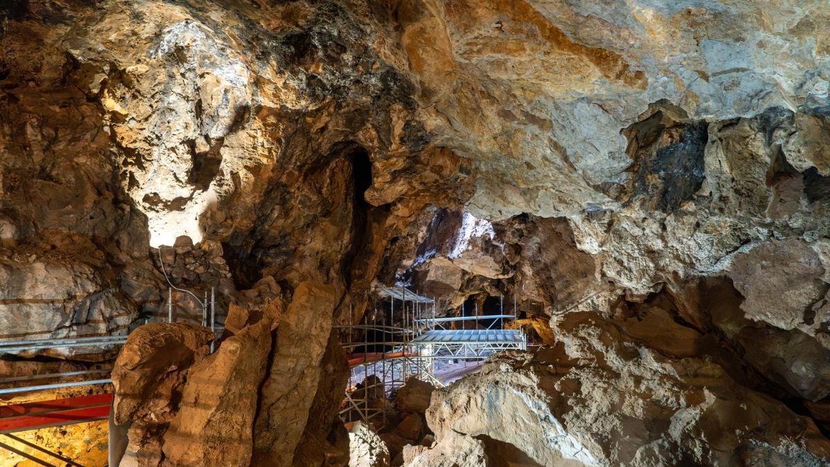 Investigadores europeos abordan en una conferencia las formaciones minerales de Cueva Victoria en Cartagena