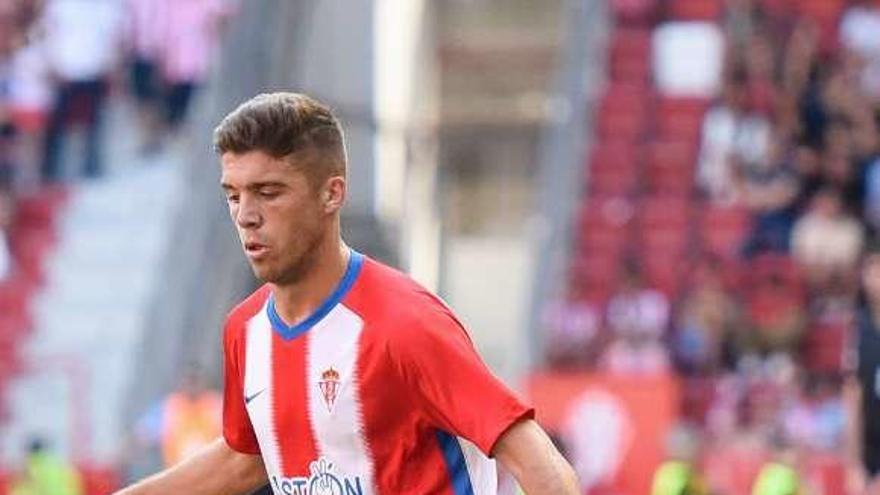 Nacho Méndez conduce el balón en el duelo ante el Extremadura.