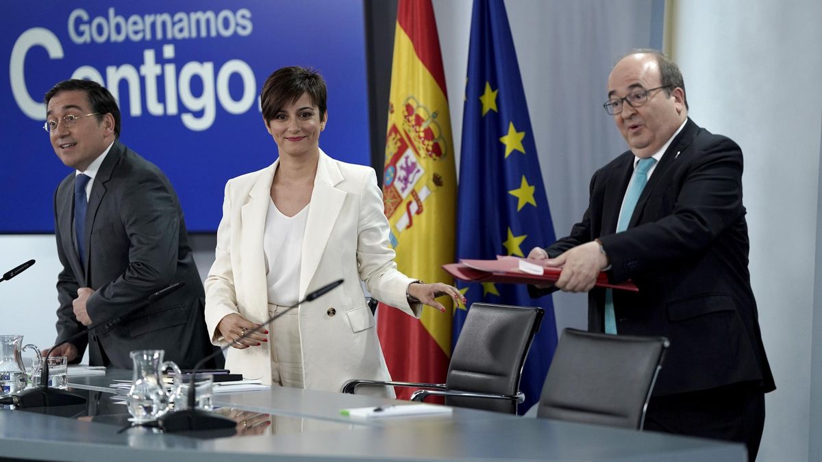 La ministra Portavoz, Isabel Rodríguez, junto al ministro de Asuntos Exteriores, Unión Europea y Cooperación, José Manuel Albares, y el ministro de Cultura y Deporte, Miquel Iceta en la rueda de prensa posterior al Consejo de Ministros celebrado hoy,