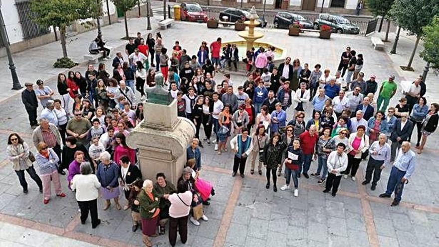 Participantes en la concentración espontánea llevada a cabo ayer en la Plaza del Ayuntamiento de Bermillo.