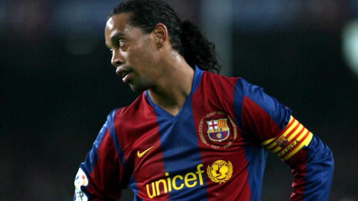 Ronaldinho, en uno de sus últimos partidos en el Camp Nou