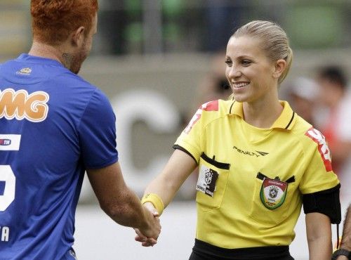 La asistente Fernanda Colombo Uliana, la sensación del fútbol brasileño