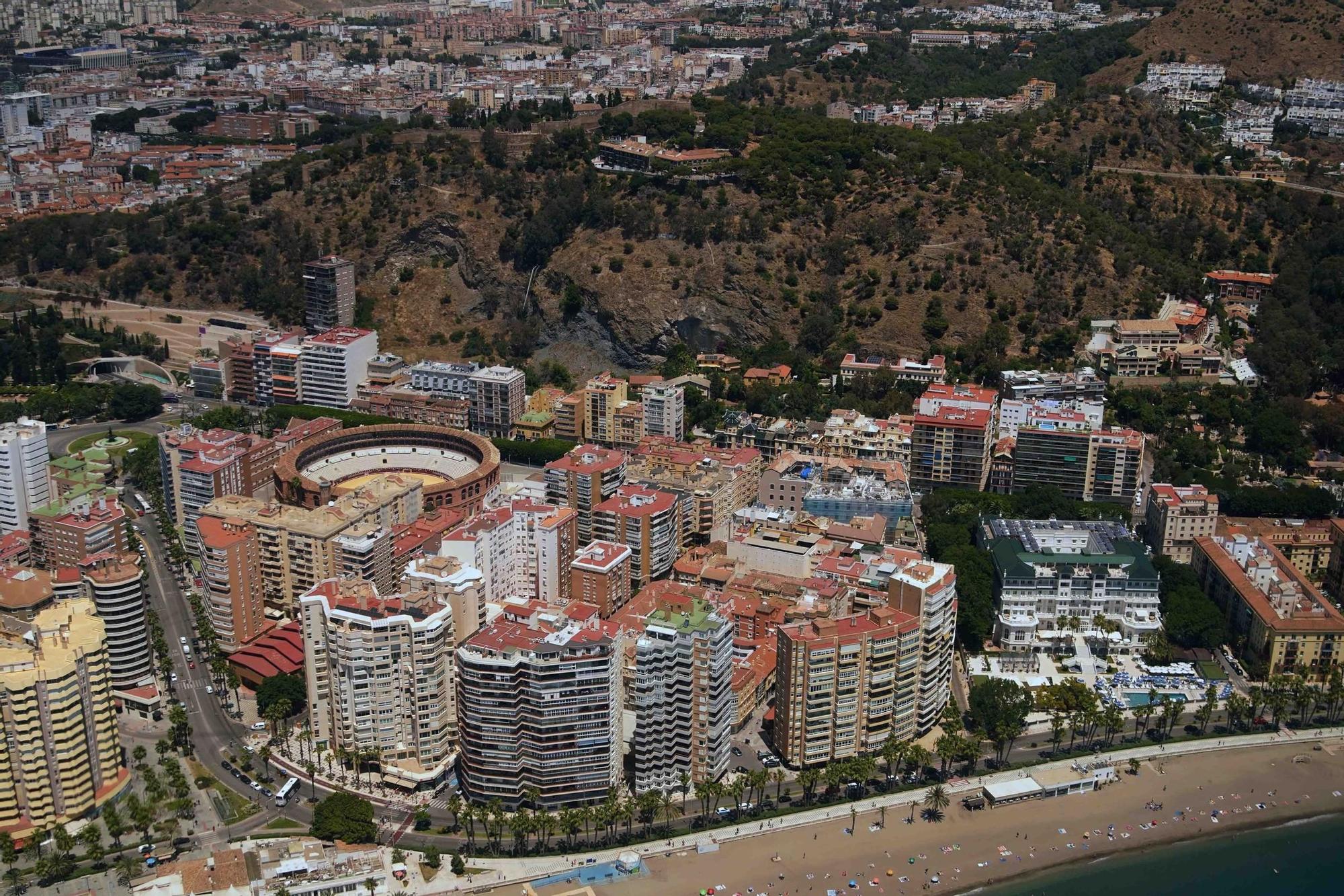Vista aérea del barrio de La Malagueta y la plaza de Toros, el Paseo de Reding y el monte Gibralfaro