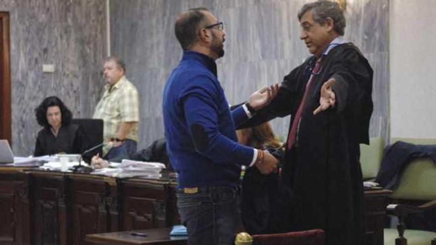 Iván Ramírez (i.) y su abogado, José Álvarez, al término de una sesión en la Audiencia Provincial de Las Palmas.