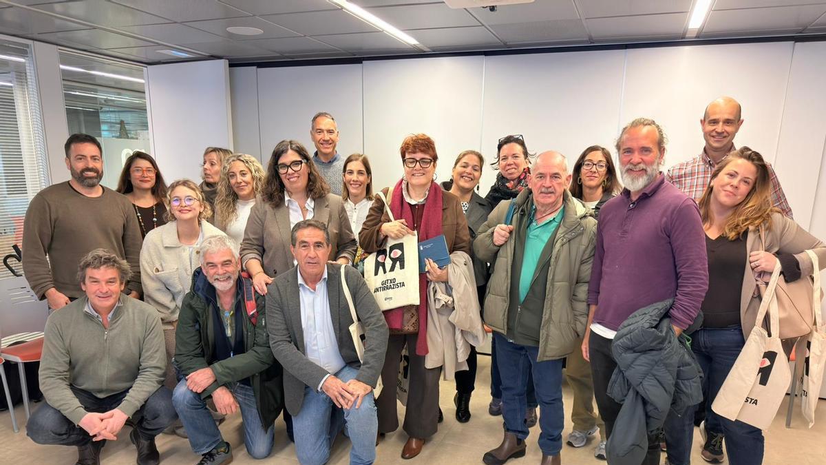 Encuentro de una delegación canaria con el Gobierno del País Vasco.