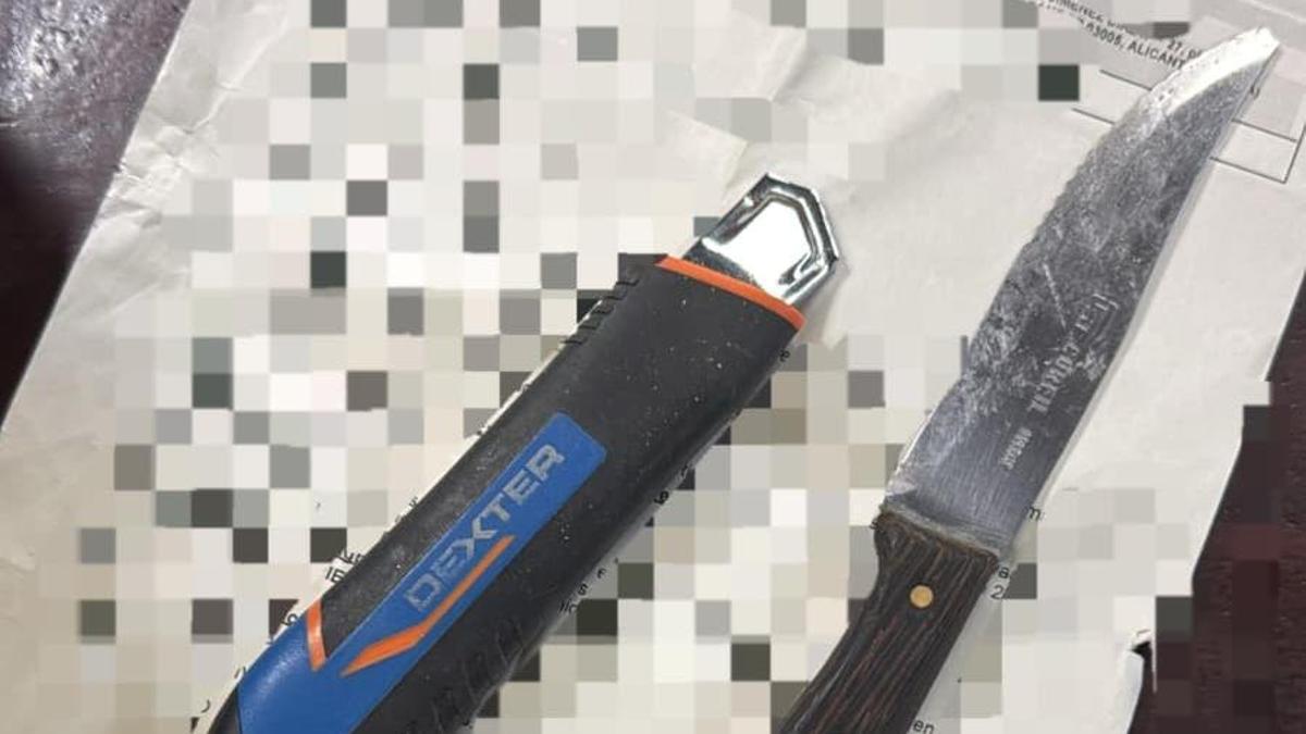 Armas blancas incautadas al detenido por agredir a un policía en Alicante.
